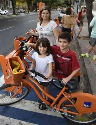 Alessandra Rosa e os filhos, Fernanda e Eduardo, aprovam o projeto (foto: Fotos: Juarez Rodrigues/EM/D.A Press )