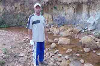 Manoel de Lourdes Barros mostra o leito quase seco do Crrego do Bonga, em Itamarandiba, no Vale do Jequitinhonha. Estiagem estimula o xodo (foto: Luiz Ribeiro/EM/D. A Press )