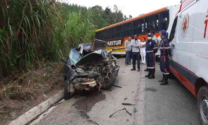 Carro destrudo aps bater em nibus na BR 381