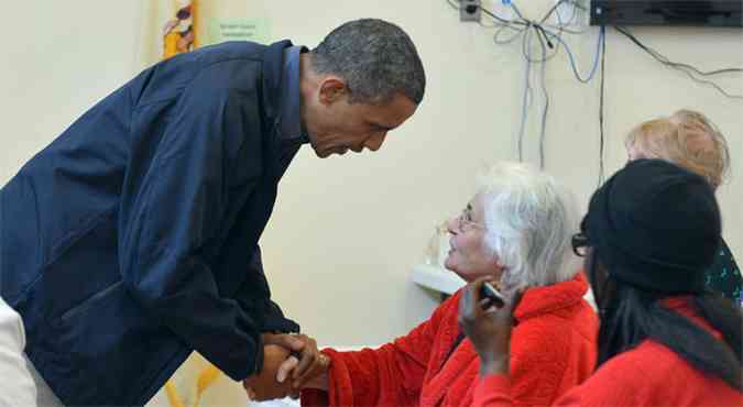 Obama fala com vtimas do furaco Sandy em Nova Jersey (foto: AFP PHOTO/Jewel Samad)