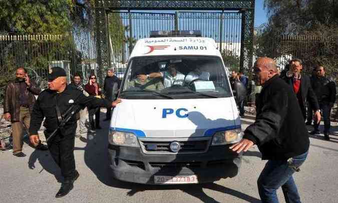 Atentado na manh desta quarta-feira deixou 22 pessoas mortas e 42 feridas em Tnis, capital da Tunsia(foto: FETHI BELAID / AFP)