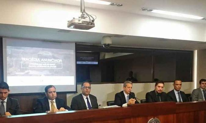 Promotores anunciaram Ação Civil Pública durante apresentação de relatório sobre a atuação do MP um ano depois da tragédia de Mariana (foto: Paulo Filgueiras/EM/D.A PRESS) Promotores anunciaram Ação Civil Pública durante apresentação de relatório sobre a atuação do MP um ano depois da tragédia de Mariana (foto: Paulo Filgueiras/EM/D.A PRESS)