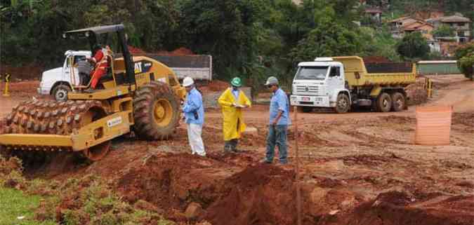 Obra da Via 210 no Bairro Betnia, novo corredor que vai ligar Avenida Tereza Cristina e Via do Minrio(foto: Beto Novaes/ EM/ D.A Press)