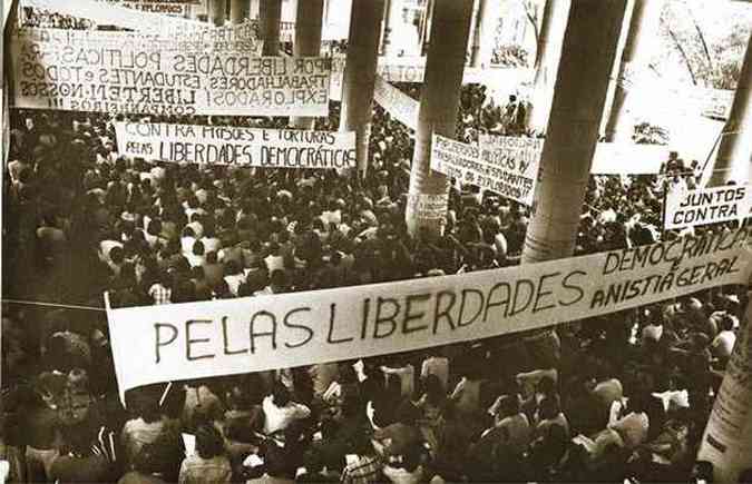 Movimento a favor da anistia aos exilados polticos: acordo assinado com o governo militar em 1979 marcou o incio da derrocada poltica e econmica dos generais no comando do Brasil (foto: Arquivo JCOM/D.A Press - 1977)
