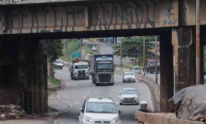 Gargalos representados por viadutos ao longo da rodovia so um dos principais problemas para a circulao de veculos na via(foto: Paulo Filgueiras/EM/D.A>Press)