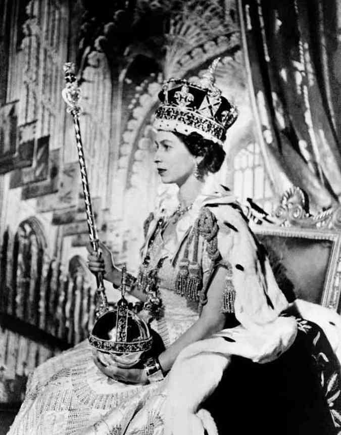 Nesta foto de arquivo tirada em 2 de junho de 1953, a rainha britnica Elizabeth II posa em seu dia de coroao em Londres. A rainha Elizabeth II marcou o 60 aniversrio de sua coroao em 4 de junho de 2013 com um servio religioso na Abadia de Westminster repleto de referncias ao dia chuvoso de 1953, quando ela foi coroada. AFP PHOTO/FILES