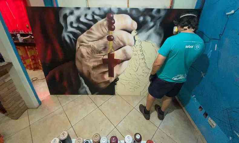 Hely Costa pintando o quadro 'Mos-F'