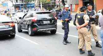 Janela do carro estava fechada e assaltante perseguiu o advogado e a mulher (foto: Paulo Filgueiras/EM/D.A.Press)