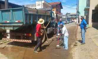 Manh foi de limpeza nas ruas e avenidas atingidas pelo alagamento em Pouso Alegre(foto: Prefeitura de Pouso Alegre/Divulgao)