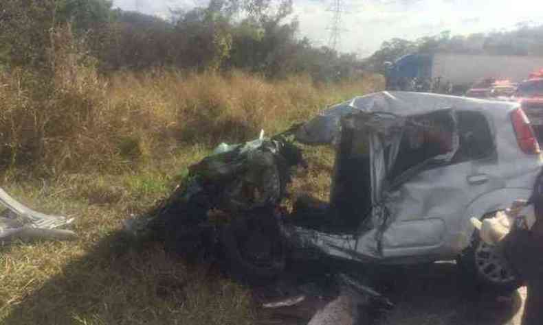 O Fiat Uno ficou destrudo depois da coliso(foto: Polcia Rodoviria Federal/Divulgao)
