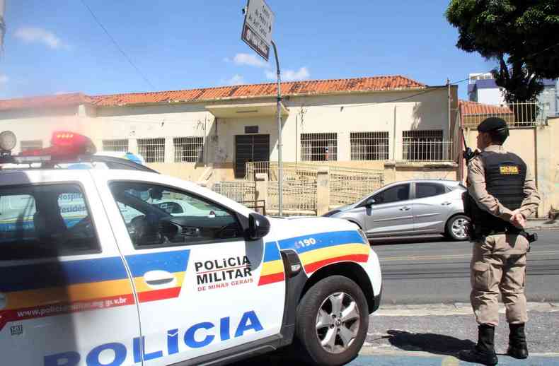 Policial vigia escola em BH