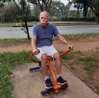 Aposentado de 80 anos se exercita na Av. Jos Cndido da Silveira. 'Tenho boa sade'(foto: Ceclia Emiliana/ EM D.A. Press)