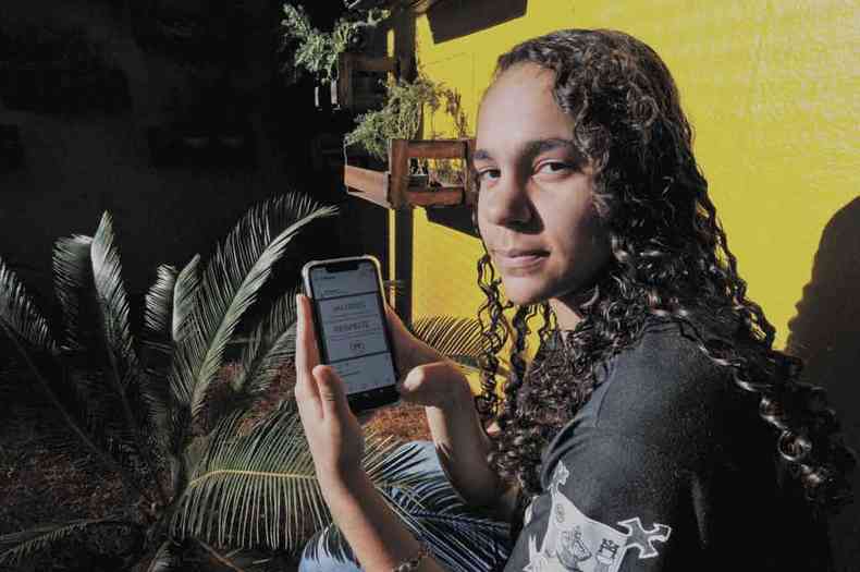 A estudante Rayane Rodrigues Pessoa, de 15 anos, passa seis horas do dia nas redes sociais e gosta de interagir, mas reconhece que nem tudo so flores no mundo virtual (foto: Ramon Lisboa/EM/D.A Press)