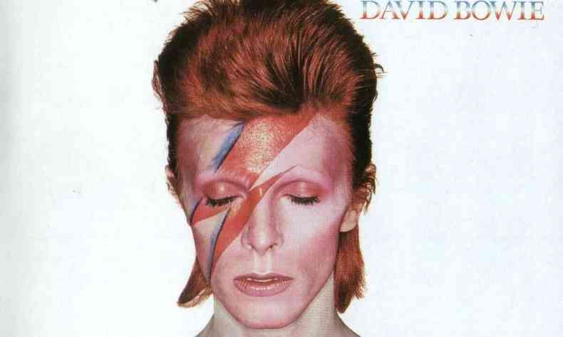 David Bowie maquiado com um raio azul e vermelho no rosto