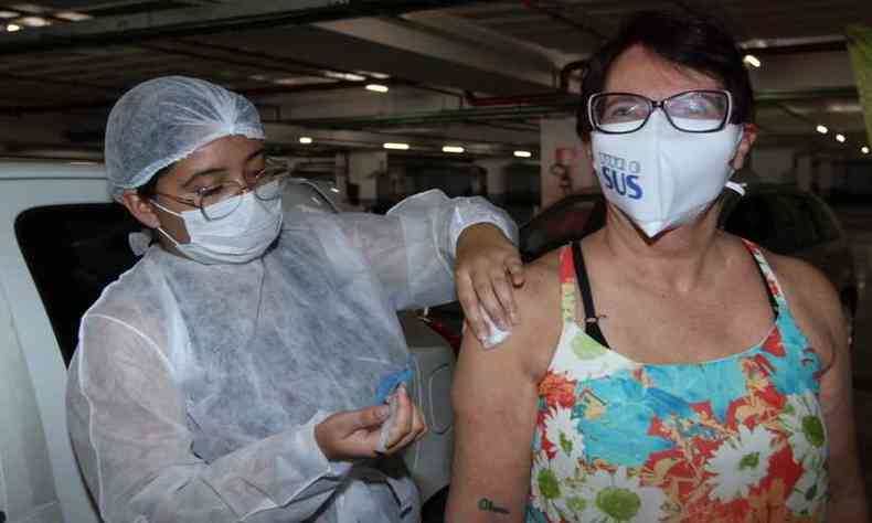 Cludia Rago disse estar emocionada por finalmente receber sua primeira dose da vacina(foto: Jair Amaral/EM/D.A Press)