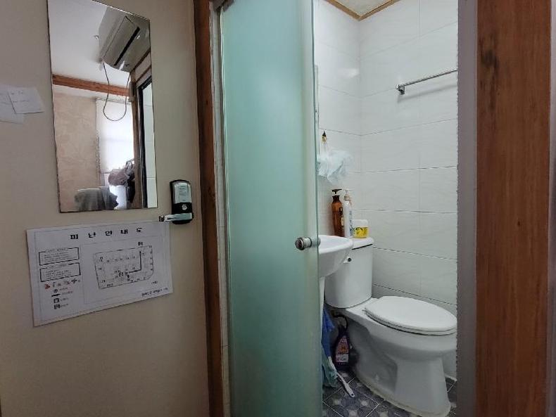 アパートによって、バスルームは屋内または共有の場合があります (写真: Gamaleldin Tarakhan) 韓国のマイクロアパートメント バスルーム
