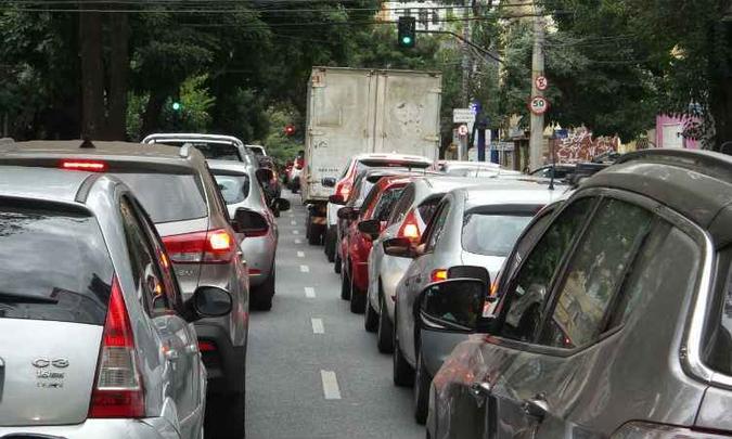 Longas filas de veículos tomaram a Avenida Getúlio Vargas(foto: Gladyston Rodrigues/EM/D.A.Press) Longas filas de veículos tomaram a Avenida Getúlio Vargas(foto: Gladyston Rodrigues/EM/D.A.Press)