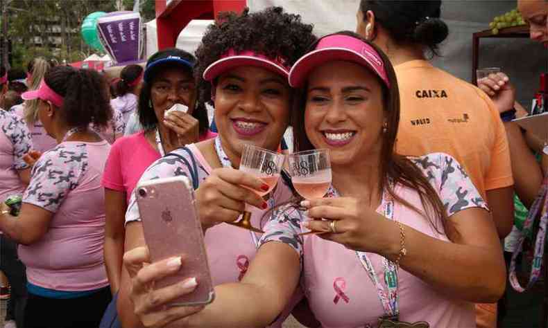 As amigas Vanessa Nascimento e Cssia Luana Cunha abusaram das selfies. No final, brindaram com espumante a participao no circuito de 5km (foto: Geraldo Goulart/Divulgao)
