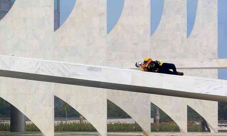 Homem com mscara se deita na rampa do Palcio do Planalto, durante invaso de radicais bolsonaristas
