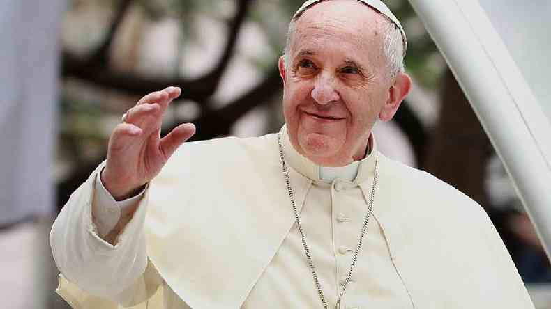 Papa Francisco sorri e acena