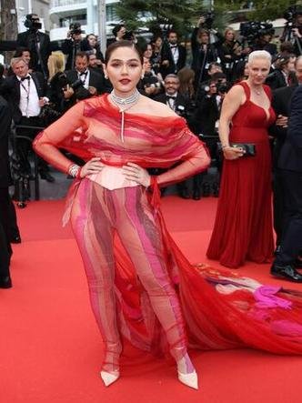 O vestido de Araya Hargate, com cinto de espartilho, foi eleito o %u201Cpior%u201D do festival(foto: AFP) Araya Hargate, com cinto de espartilho