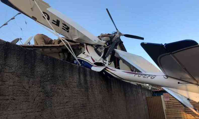 A aeronave caiu no muro que separava duas residncias, no setor Jardim Bela Vista(foto: Corpo de Bombeiros/Divulgao)