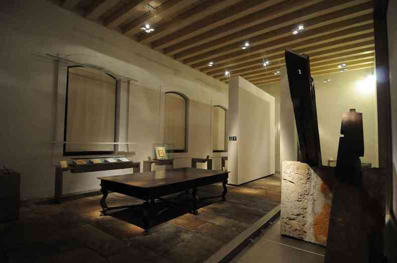 Interior do Museu da Inconfidência, em Ouro Preto, com mesas e objetos