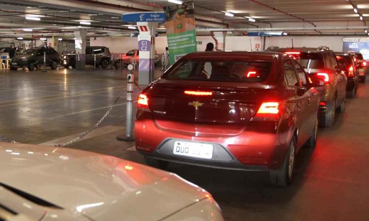 estacionamento coberto em um shopping de BH 