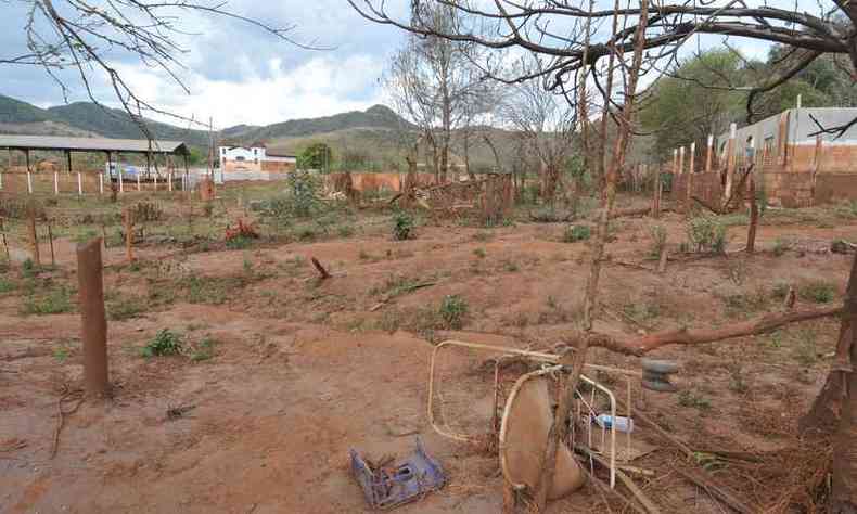 No distrito de Paracatu de Baixo, as runas do o testemunho de uma tragdia socioambiental(foto: Jair Amaral/EM/D.A Press)