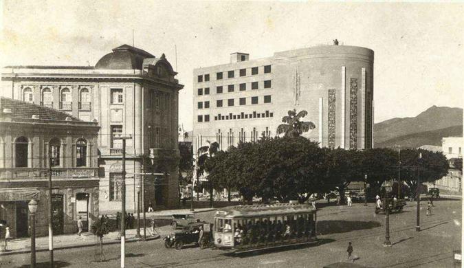 Praça Sete, na década de 1930. No fim dos anos 1940, capital chegou a ter 73 quilômetros de linhas de bonde(foto: Arquivo EM) Praça Sete, na década de 1930. No fim dos anos 1940, capital chegou a ter 73 quilômetros de linhas de bonde(foto: Arquivo EM)