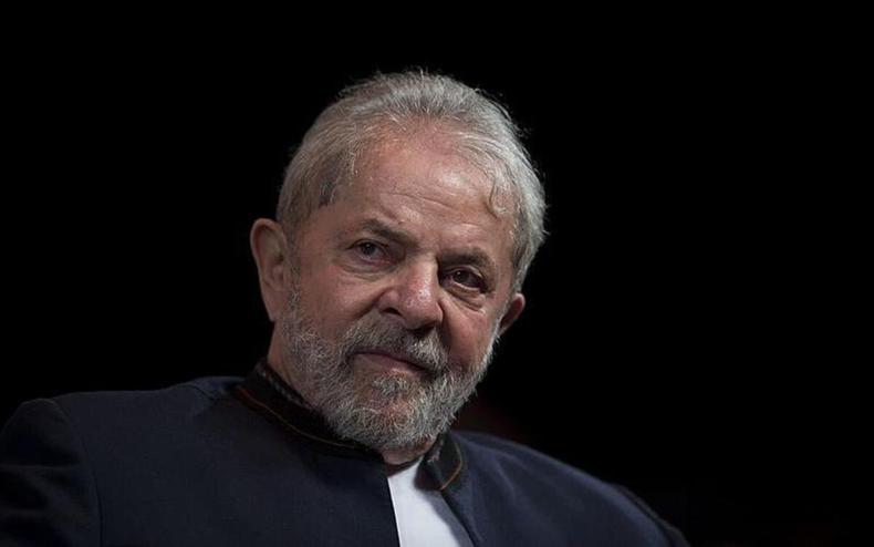 Lula olha para cmara em fundo preto
