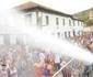 Água refresca multidão em Sabará