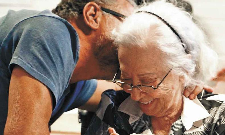 Atriz Fernanda Montenegro e cineasta Breno Silveira em set do filme dona vitria