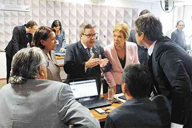 Anastasia conversa com outros parlamentares durante sesso para apreciao de requerimentos (foto: Edilson Ribeiro/Agncia Senado)