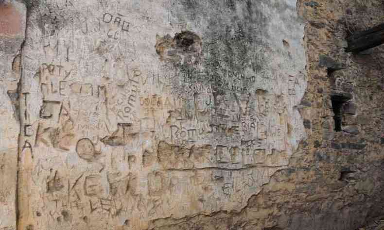 Nas paredes internas do templo, marcas do desrespeito pelo patrimnio histrico gravadas com facas e estiletes(foto: Paulo Filgueiras/EM/DA Press)