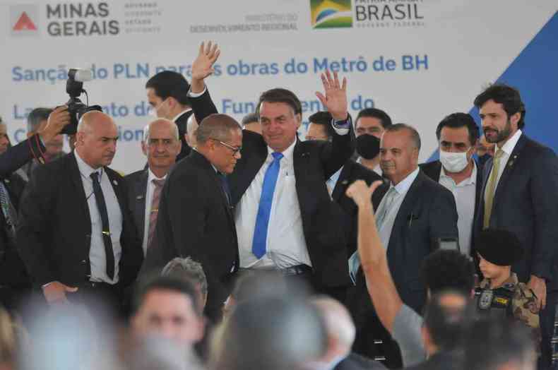 Bolsonaro esteve acompanhado do governador Romeu Zema e de vrios deputados e ministros