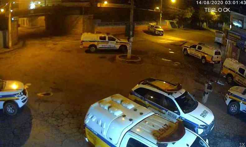 Câmera de segurança mostra movimentação da polícia na região(foto: Reprodução da internet/WhatsApp)