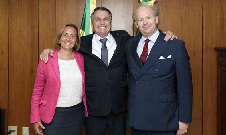Bolsonaro posa sorridente abraado com parlamentar alem Beatrix Von Storch e o marido, Von(foto: Reproduo/redes sociais)