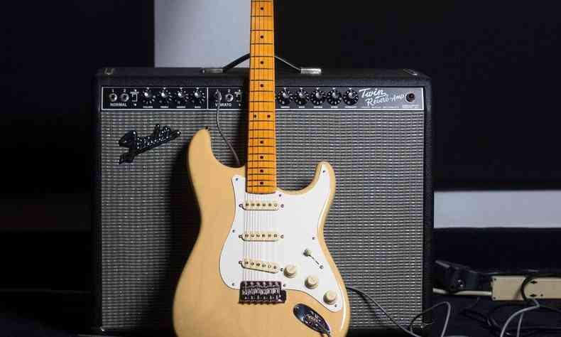 Imagem de uma guitarra do mesmo modelo que Kurt tocava