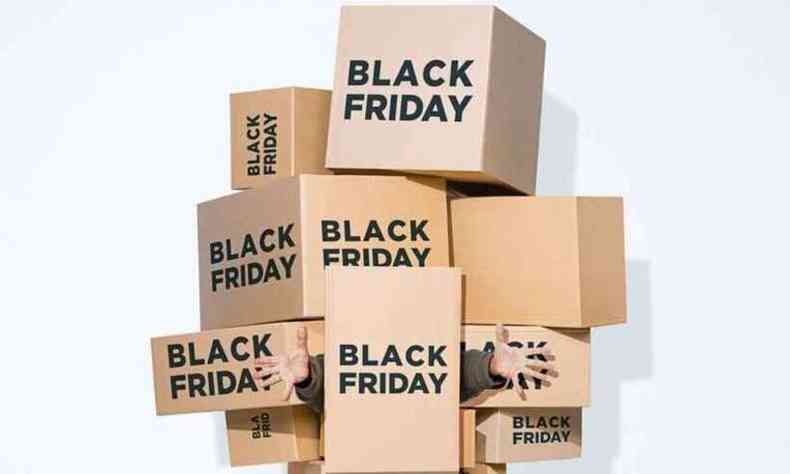Pessoa ''sufocada'' por caixas de papelo com escritos de Black Friday