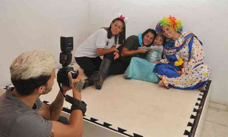 A pequena Emanuele Vitria, em pose com Fbiola Alves, Juliana Starling e a sargento Nayana no Cercat: dia de princesa(foto: Jair Amaral/EM/DA Press)