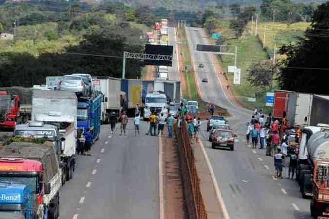 Ontem, manifestantes provocaram longo engarrafamento ao fechar trecho da BR-040, em Congonhas(foto: RAMON LISBOA/EM/D.A Press)
