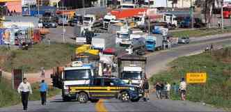 BR-381 foi interditada por manifestantes em sabar, na regio metropolitana, e teve grande congestionamento(foto: LEANDRO COURI/EM/D.A PRESS)