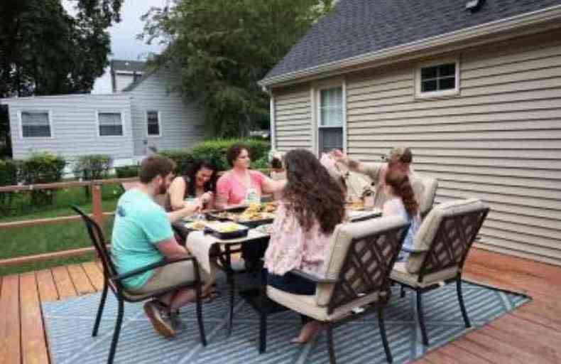 Amigos comendo juntos