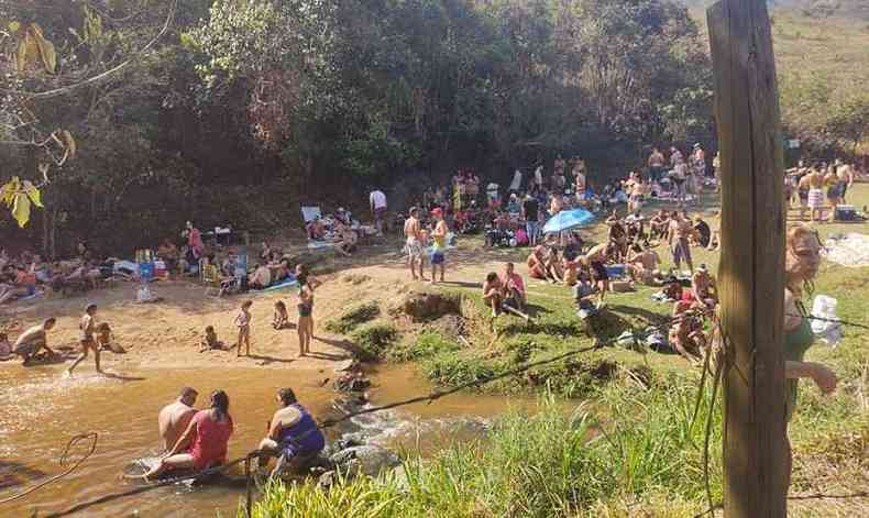 Nos finais de semana cerca de 600 pessoas visitavam a cachoeira, desrespeitando as medidas de proteo e de isolamento social(foto: Reproduo Redes Sociais)