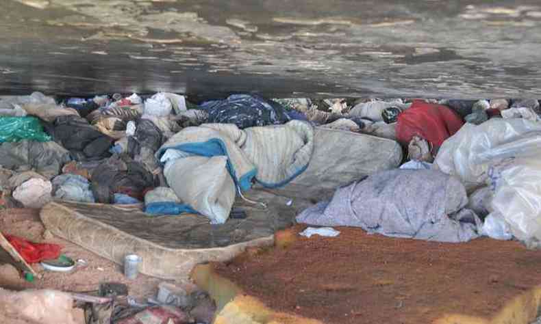 Nas sees escavadas sob os viadutos foram colocados colches, roupas velhas e lixo(foto: Jair Amaral/EM/D.A PRESS)