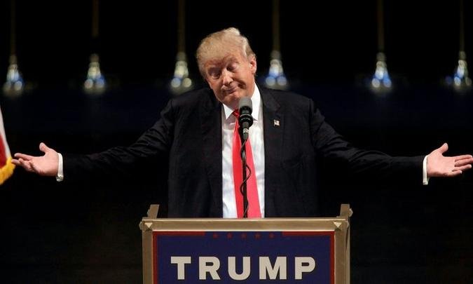 Donald Trump durante uma reunio no Hotel Treasure Island, em Las Vegas(foto: AFP / JOHN GURZINSKI )