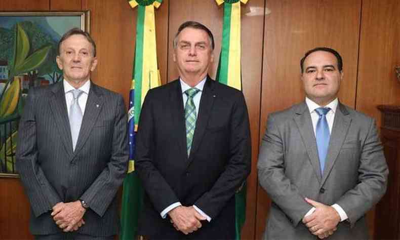 O presidente Jair Bolsonaro ao lado de Floriano Peixoto Neto, novo presidente dos Correios, e de Jorge Antonio de Oliveira Francisco, novo ministro da Secretaria-Geral da Presidncia(foto: Divulgao)