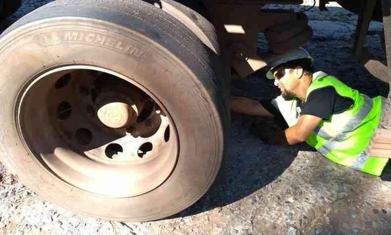 Tcnico constatou defeito grave nos freios de uma carreta na fiscalizao realizada nesta sexta-feira. (foto: Divulgao/Via 040.)