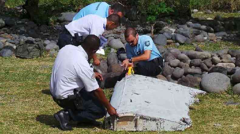 A polcia inspeciona um grande pedao de destroos de avio que foi encontrado na praia de Saint-Andre, na ilha francesa de La Reunion, no Oceano ndico, em 29 de julho de 2015